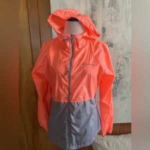 Columbia Women’s Medium Beach & Gray Full Zip Wind Breaker Jack. Front Pockets.